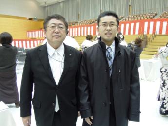 市長とスーツをきた新成人の男性が並び記念撮影している写真