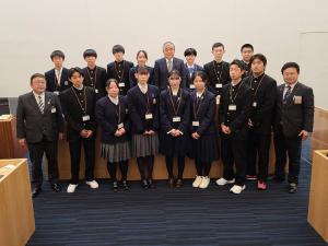「みやこ未来議会2021」に参加した14名の高校生議員と市長、関係者の方々が2列に並んでいる集合写真