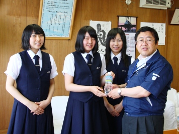 女子高校生3名と市長がペットボトルを一緒に持ち記念撮影している写真