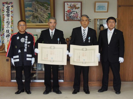 市長と賞状を両手に持つ男性2人と関係者が横に並んでいる写真