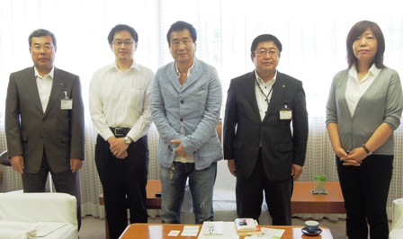 市長と三枝成彰さん、林真理子さんと関係者5人が横に並んでいる写真
