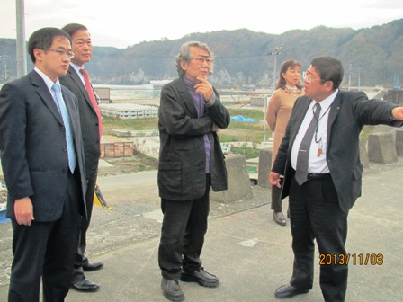 大林宣彦さんと森民夫会長に向けて身振り手振りで説明をしている市長の写真