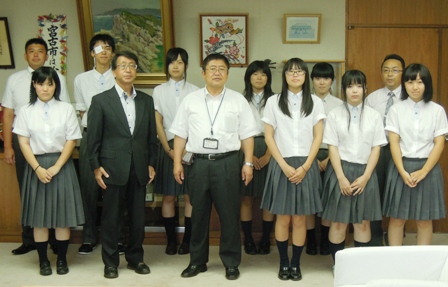 市長とスーツを着た男性と制服をきた生徒たちが2列に並び記念撮影している写真