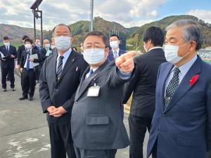 西銘恒三郎復興大臣を案内している市長が左手の人差し指を左側へ向けて説明を行っている様子の写真