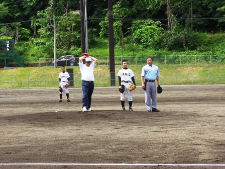 参加者が見守る中、野球場のマウンドに立ち、ボールを投げる構えをする市長の写真