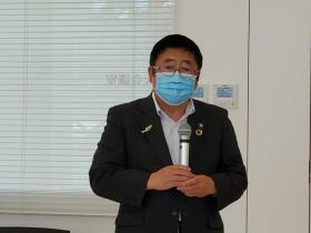 マスク姿の市長が自席で立ち、マイクを両手で持ちながら意見を述べている写真