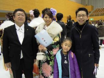 市長と黒い振袖を着た女性と子供と女性で記念撮影している写真