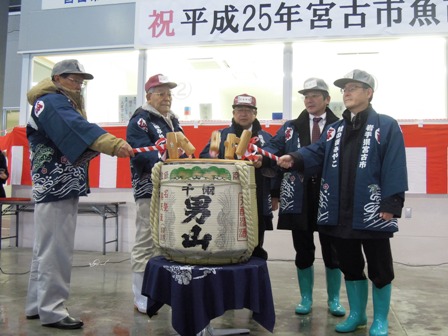 はっぴ姿の市長と関係者が、樽酒の前で木槌を持ち、鏡開きしている写真