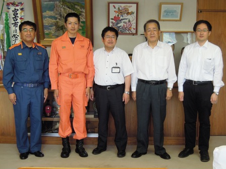 市長と消防活動服を着た消防士と関係者が5人で並んでいる写真