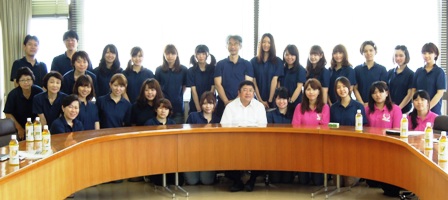 市長と青山学院女子短期大学の皆さんと関係者が2列で横に並んでいる写真