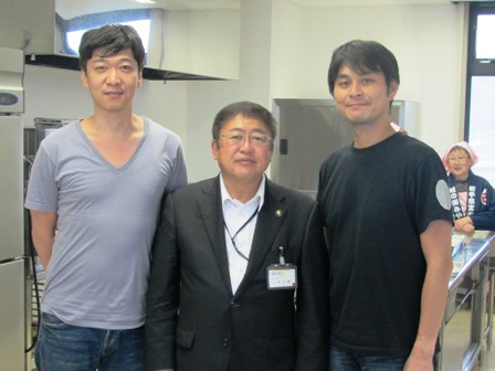 市長を中心に日本料理「賛否両論」の笠原将弘さん、イタリア料理「オステリア・ルッカ」の桝谷周一郎さんが横一列に並ぶ記念写真