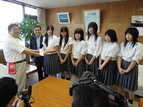 応接室のような部屋で、宮古水産高校の生徒達が、寄付金を市長に手渡している写真