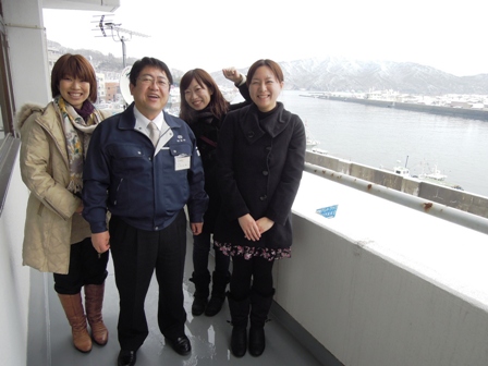 保健師女性3名と市長がベランダで記念撮影している写真
