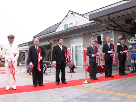 JR宮古市駅前に敷かれた赤じゅうたんの上に市長と関係者が並んでおり、テープカットをした写真