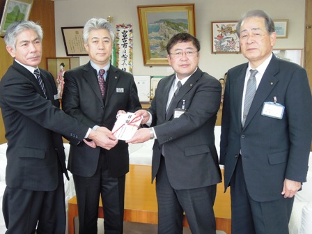 残間健志所長と佐々木唯男所長が市長へ目録を手渡し、受け取る市長の写真