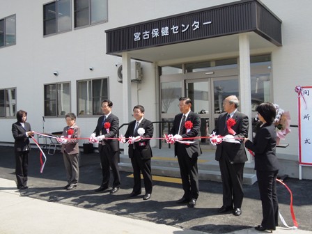 宮古保健センター入り口前で、市長と関係者6名が横に並んでテープカットをする写真