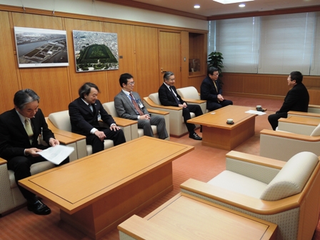 椅子に座る市長と、向かい側の椅子に座る5名の男性の写真