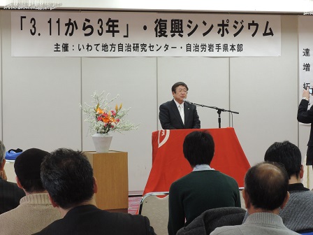 赤い布が書かれられた演台のマイクに向かい話をする市長の写真