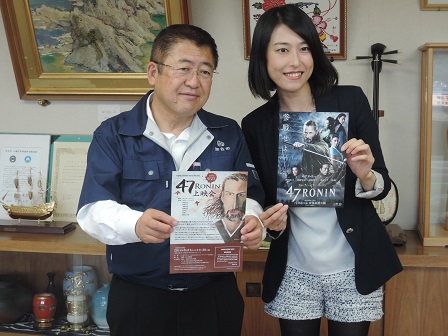 パンフレットを持つ市長と女優の國本なつきさんの写真