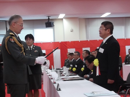 制服を着た自衛隊の関係者から感謝状を授与される市長の写真