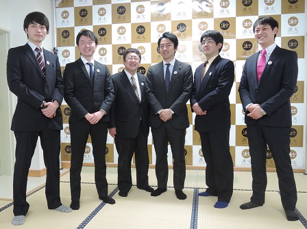 小泉進次郎復興大臣財務官とチーム漁火のメンバー4人と山本市長が 座敷で立って並んで撮影した写真