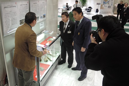 山本市長と河村たかし名古屋市長がガラスケースに入っている出土品について、担当者からの説明を聞いている写真