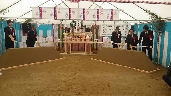 祭壇の左に2名、右に市長を含めた3名の来賓者が鍬入れを行っている安全祈願祭の様子の写真