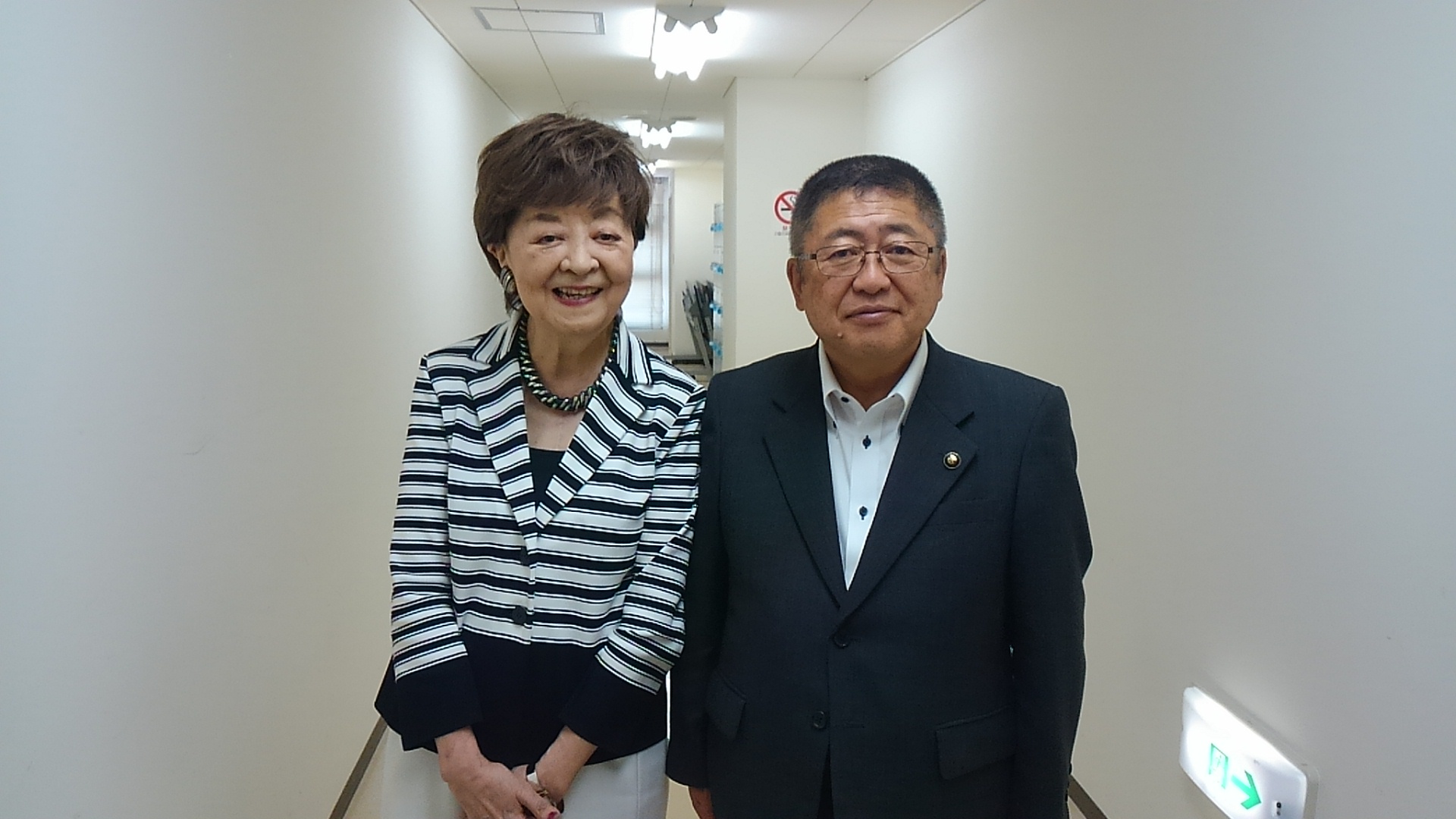 内館牧子さんと市長が並んで立つ記念写真