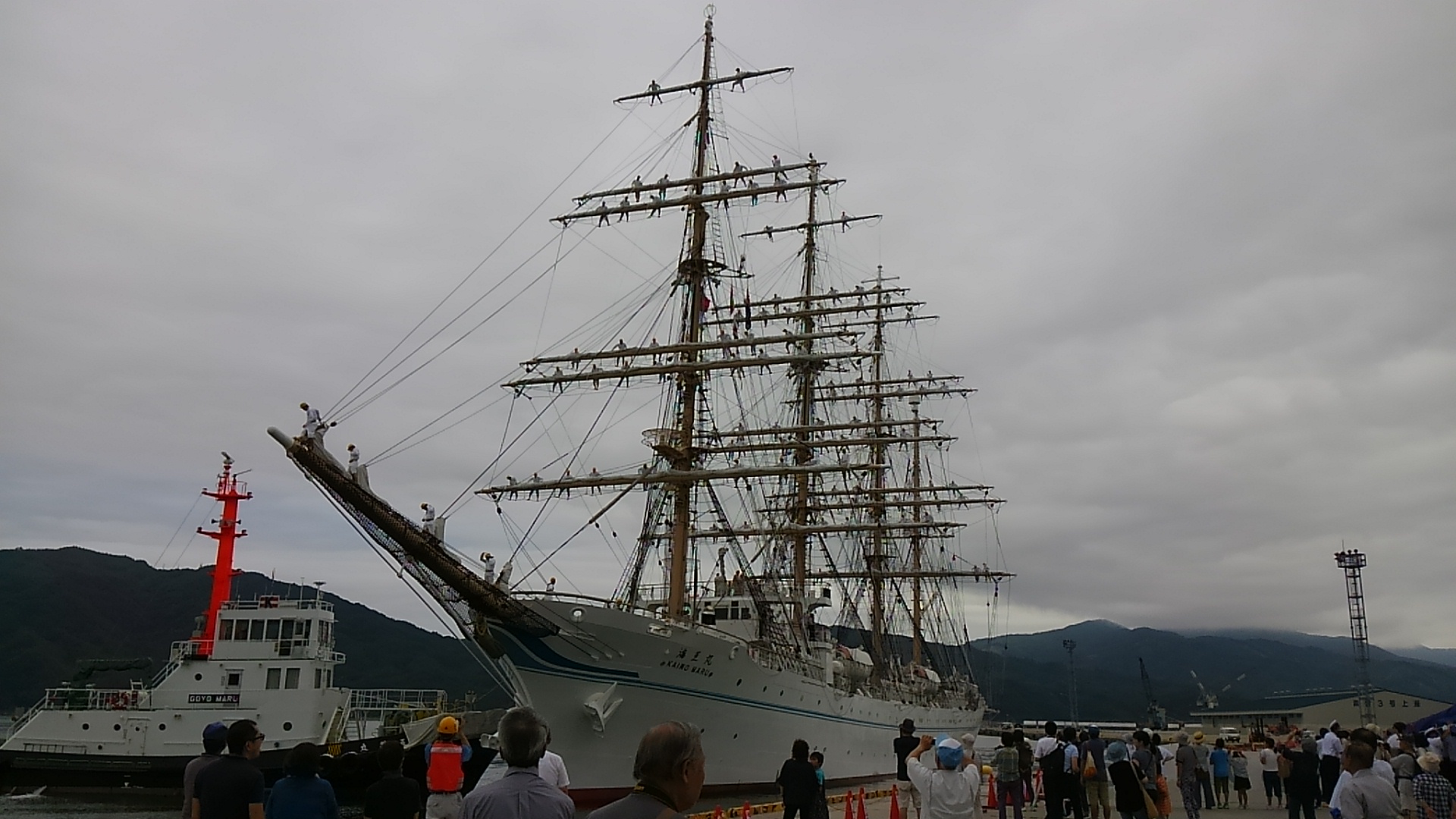 停泊する海王丸を斜め前方から写した写真