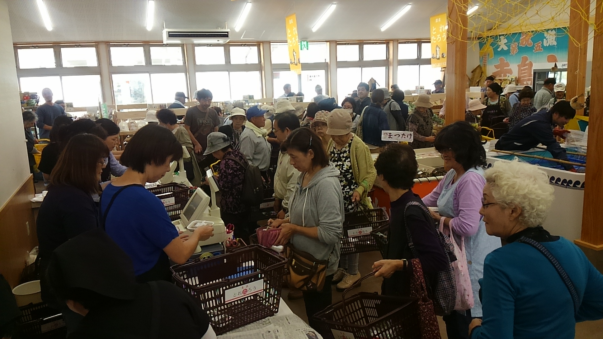 オープンした田老地区産直・交流施設「とれたとう」のレジに大勢のお客さんが並び賑わっている様子の写真