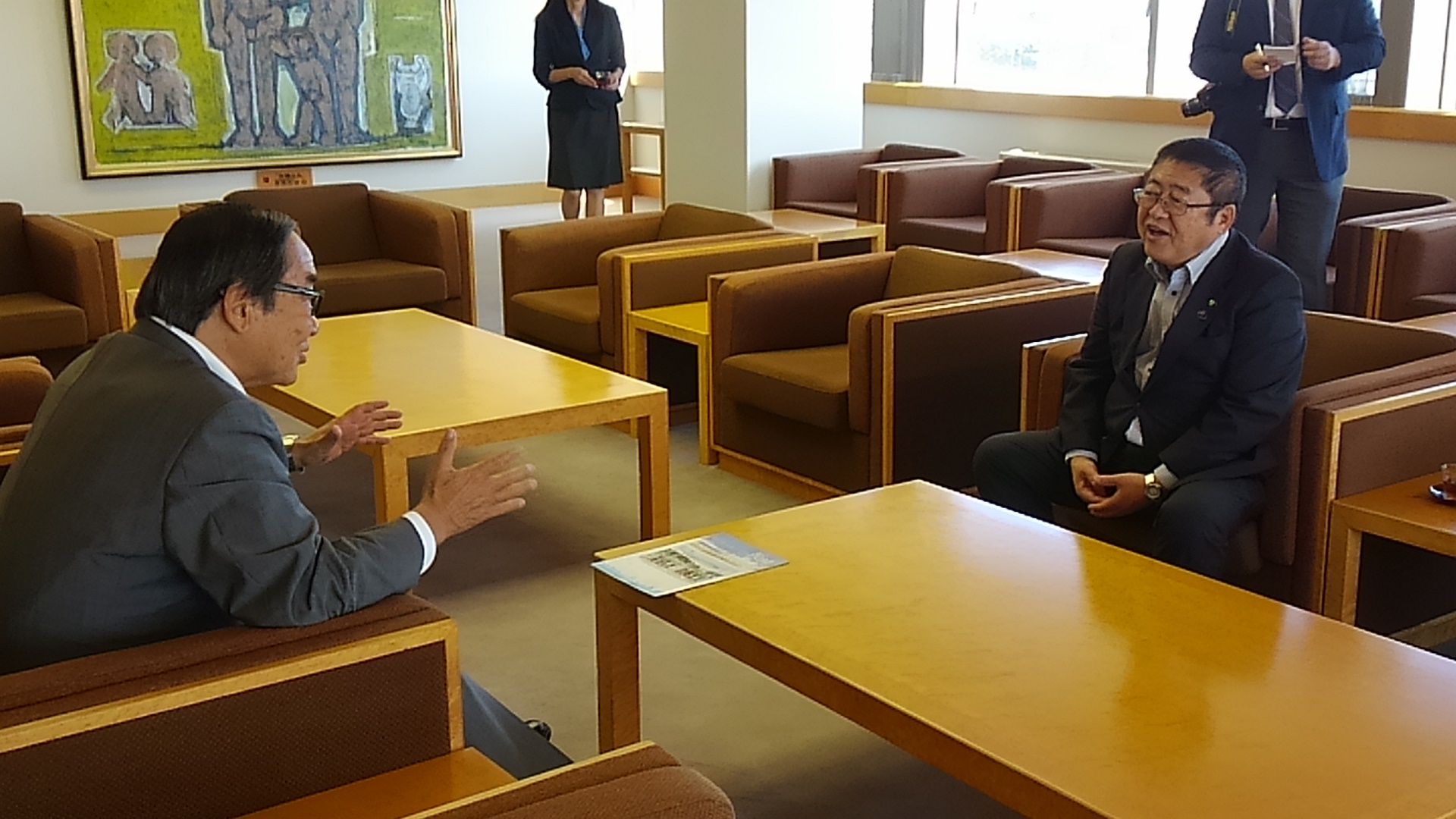 茶色の一人掛けの大きな椅子に向かい合って座った苫小牧の岩倉市長と市長が懇談中の様子の写真