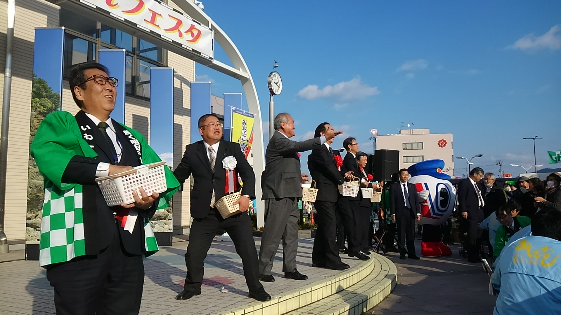 餅まきをしている様子の市長と関係者の方々の写真