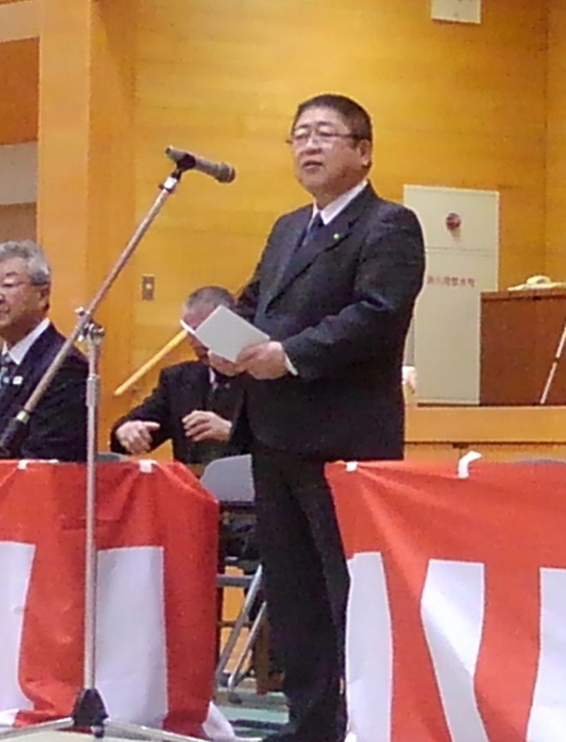 スタンドマイクに向かい話をする様子の市長の写真