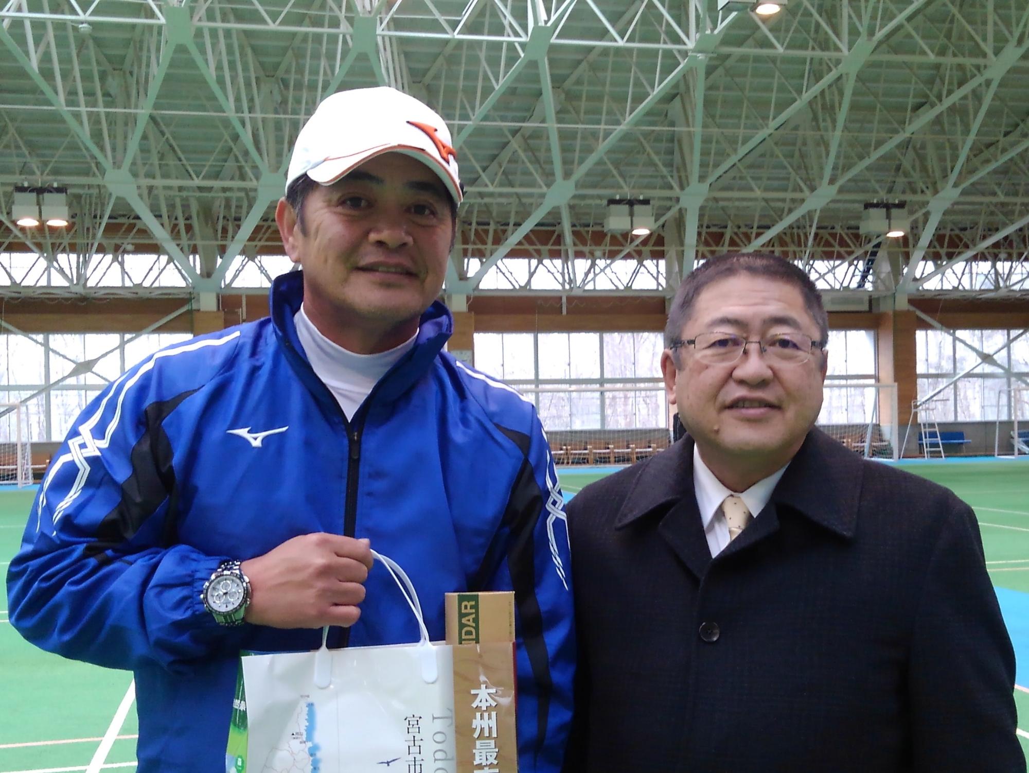 青いジャージを着た福岡ソフトバンクホークスの工藤公康監督と市長の記念写真