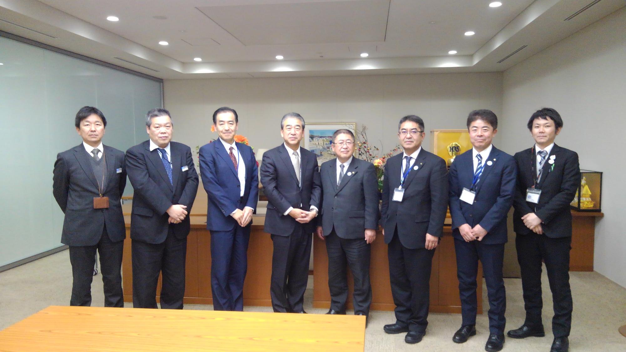 市長を中心に横一列に並ぶヒロセ電機株式会社の関係者方々の写真