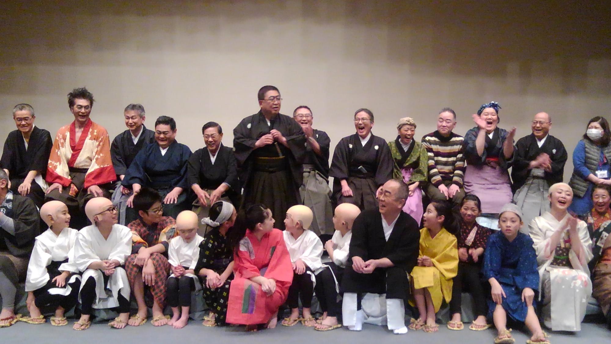 袴や着物などの衣装を着た市長と演者の方々が2列に並んでいる写真
