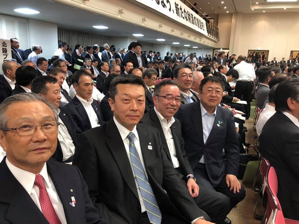 市長や大勢の関係者が参加した「命と暮らしを守る道づくり全国大会」の様子の写真