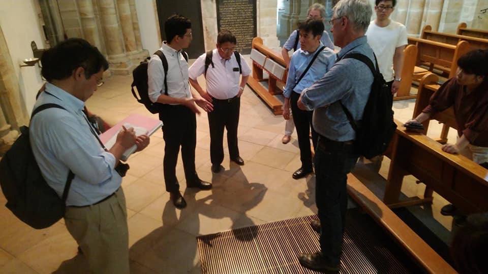 施設の中で下を向き話を聞く様子の市長と関係者の方々の写真