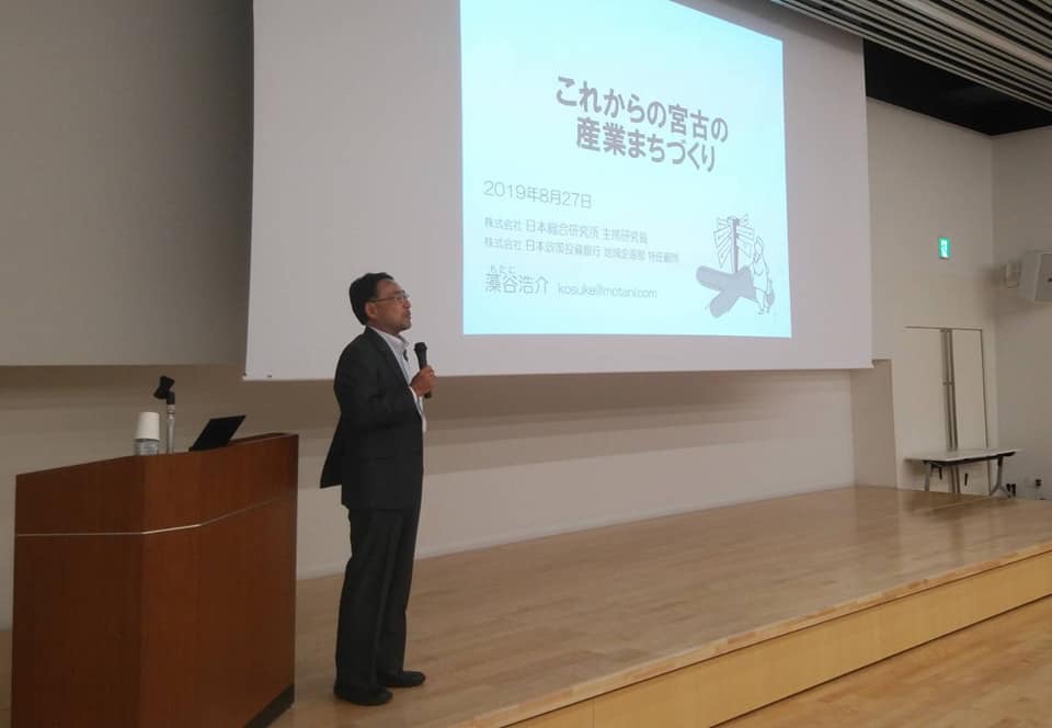 映像が映し出されたスクリーンの横で右手にマイクを持ち話をしている講師の方の写真