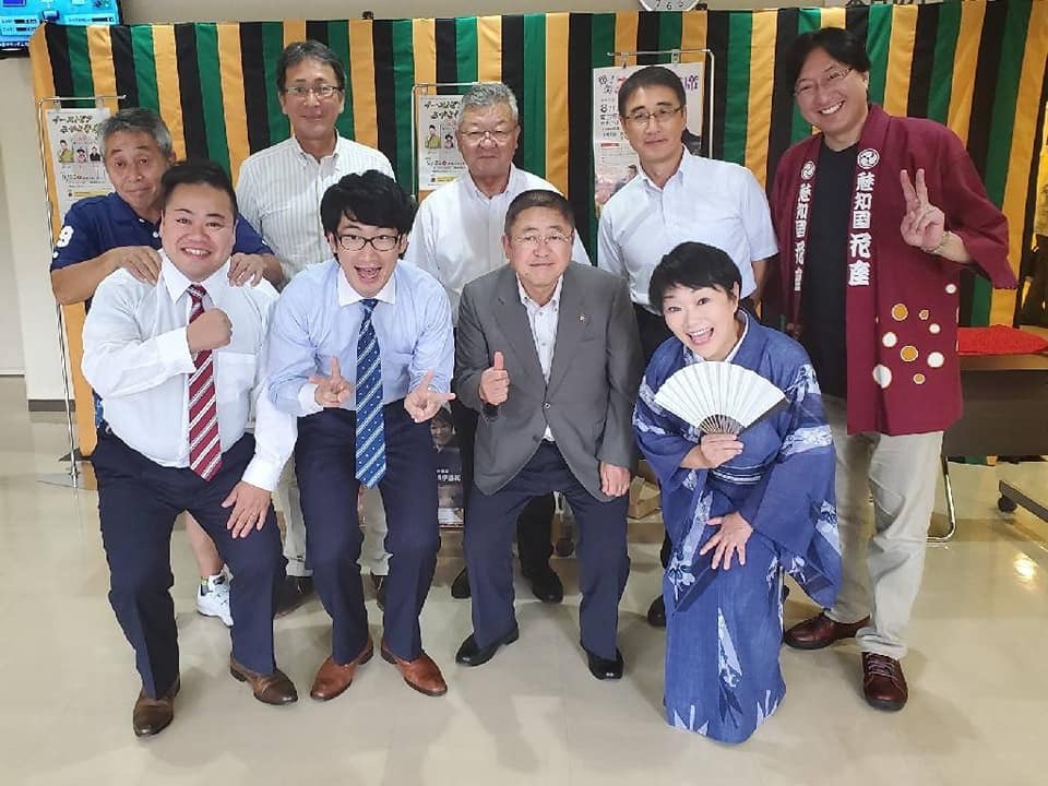 市長と寄席に出演した落語家の六華亭遊花さん、漫才師・ニードルのお二人、関係者の方々が集まって記念撮影をしている写真