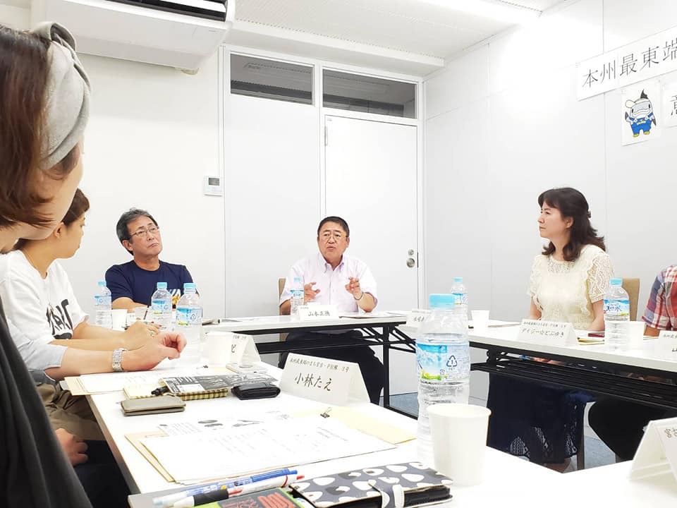 全員中央を向くように長机が四角に並べられた席につき、市長の話を聞いている出席者の方々を写した写真