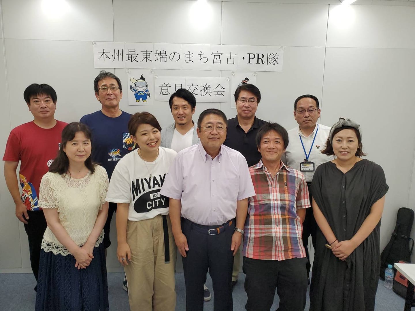 意見交換会に出席した市長含む男女10名が2列に並んだ集合写真