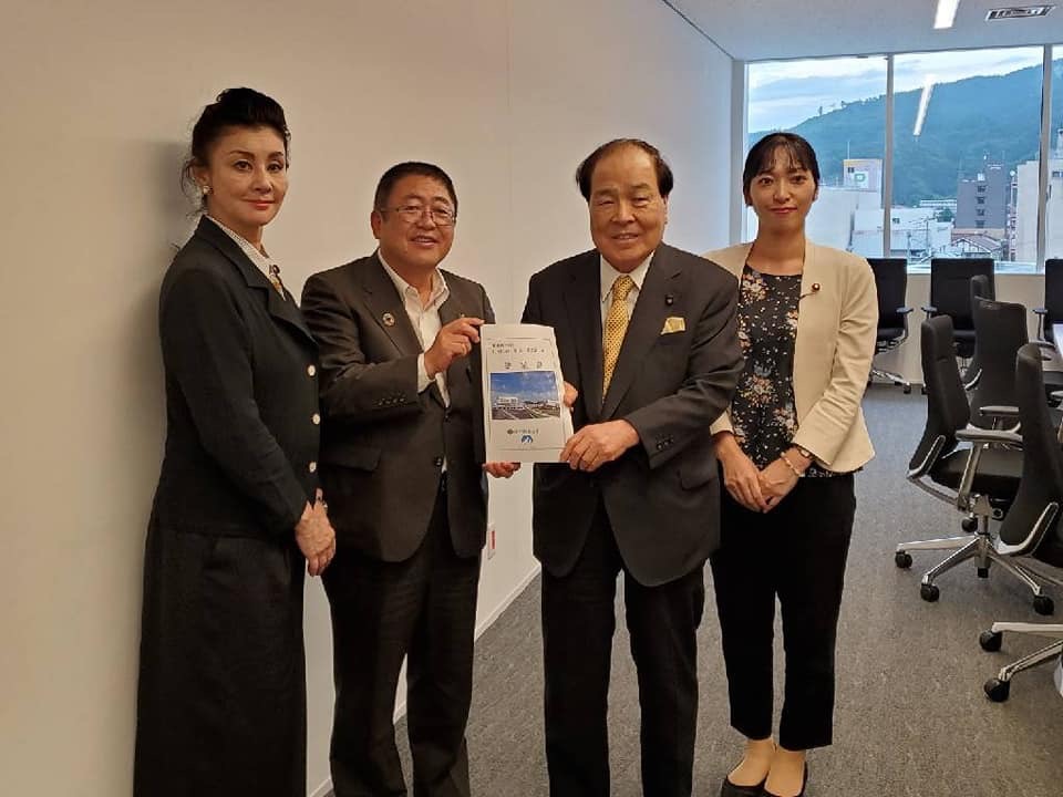 市長と片山虎之助共同代表が2人で要望書を持ち、その両脇に石井苗子参議院議員と森夏枝衆議院議員が立っている写真