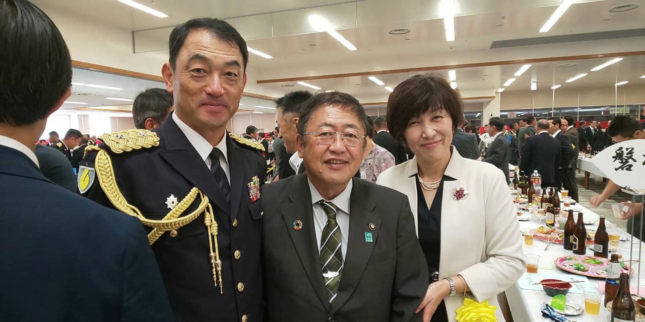制服を着た滝澤副師団長と白のスーツを着たご夫人と市長の3人で撮影された写真