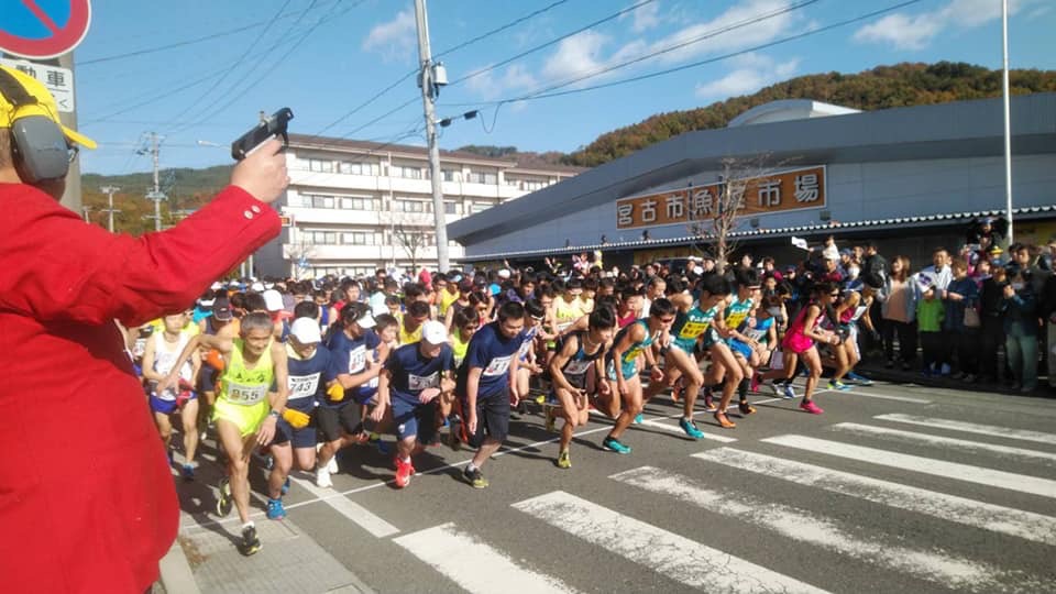 スタート地点で一斉にスタートする様子のマラソンの参加者たちの写真