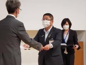 市長が国土調査事業に尽力された方に賞状を渡している写真