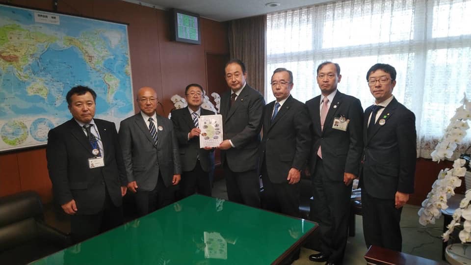 要望書を一緒に持つ市長と男性1名、関係者の男性5名が横一列に並んでいる記念写真