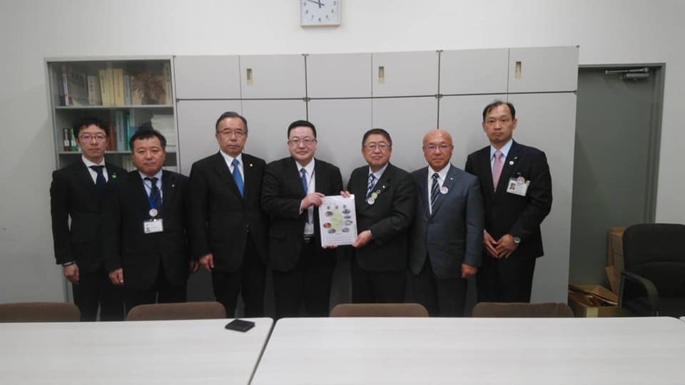 要望書を一緒に持つ市長と男性1名、関係者の男性5名が横一列に並んでいる記念写真
