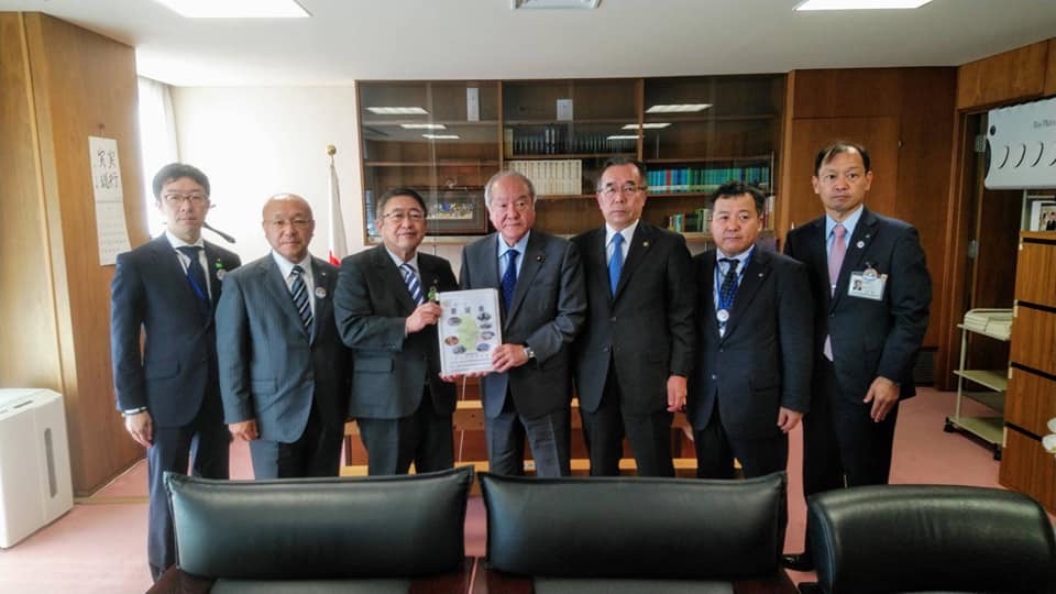 要望書を一緒に持つ市長と男性1名、関係者の男性5名が横一列に並んでいる記念写真