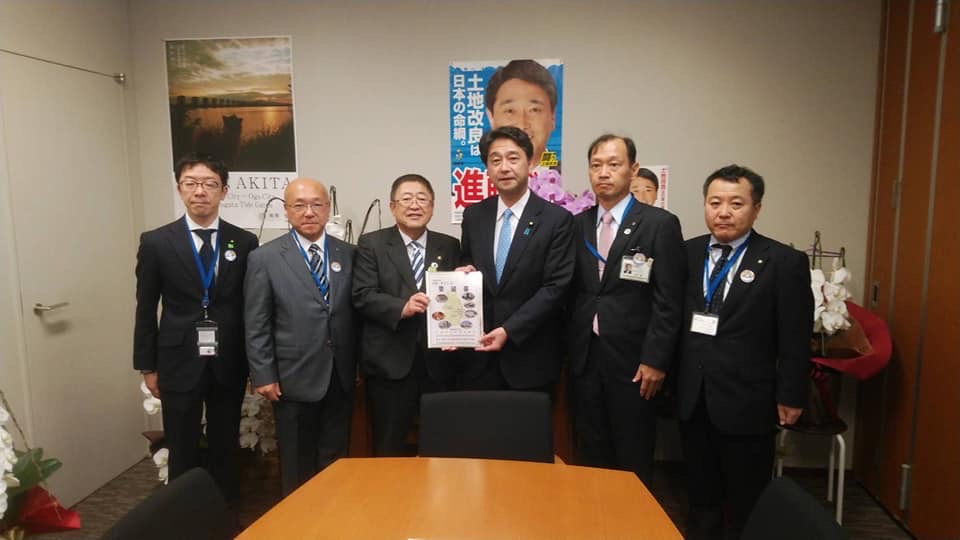 要望書を一緒に持つ市長と男性1名、関係者の男性4名が横一列に並んでいる記念写真